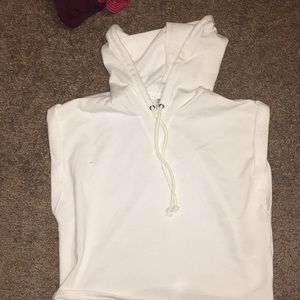 Cropped tee w/hoodie
